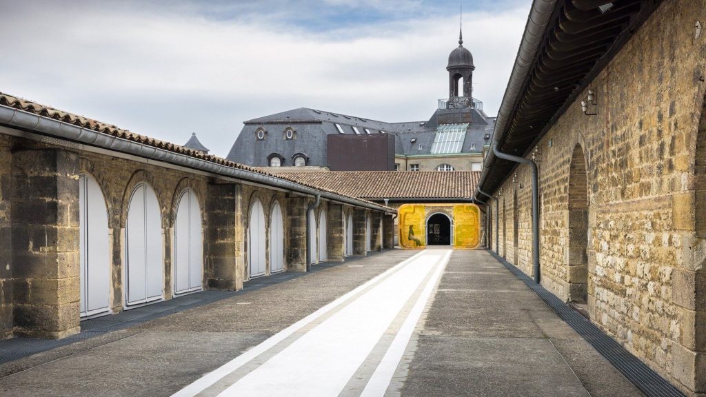 Le CAPC de Bordeaux : Une Plongée dans l'Art Contemporain 8 capc 1 2000